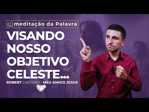 Deus é o Deus dos Vivos: O Valor dos Sacramentos e a Ressurreição - A imagem dessa postagem é de um Jovem usando camisa social, preta ou marsala, num fundo de parede branca. E ele está gesticulando sobre a meditação com legendas aparecendo na imagem voltadas para a seguinte palavra-chave: "Deus é o Deus dos vivos"