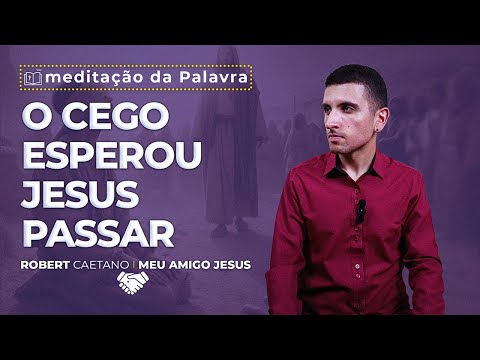 Cego de Jericó: Um Chamado para Ser um Anunciador do Evangelho - A imagem dessa postagem é de um Jovem usando camisa social, preta ou marsala, num fundo de parede branca. E ele está gesticulando sobre a meditação com legendas aparecendo na imagem voltadas para a seguinte palavra-chave: "anunciador do evangelho"