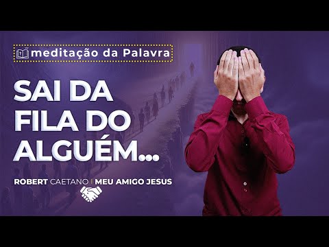 Fazendo Parte da Família de Jesus: O Convite à Redenção - A imagem dessa postagem é de um Jovem usando camisa social, preta ou marsala, num fundo de parede branca. E ele está gesticulando sobre a meditação com legendas aparecendo na imagem voltadas para a seguinte palavra-chave: "fazer parte da família de Jesus"