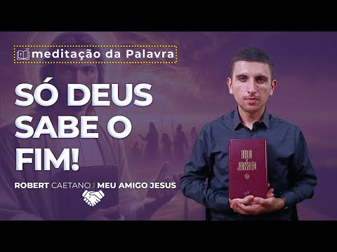 Fiar na Palavra de Deus: A Verdade sobre o Fim dos Tempos - A imagem dessa postagem é de um Jovem usando camisa social, preta ou marsala, num fundo de parede branca. E ele está gesticulando sobre a meditação com legendas aparecendo na imagem voltadas para a seguinte palavra-chave: "fiar na Palavra de Deus"