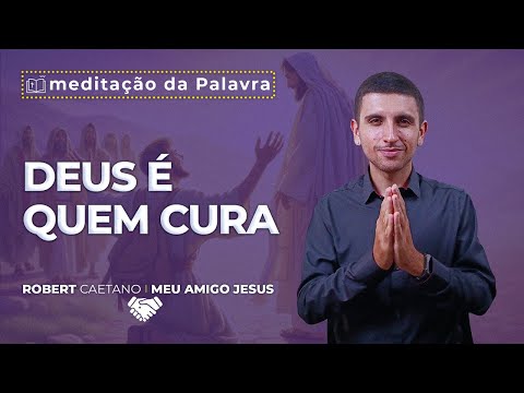 A Lei da Gratidão: Aprendendo com os Dez Leprosos - A imagem dessa postagem é de um Jovem usando camisa social, preta ou marsala, num fundo de parede branca. E ele está gesticulando sobre a meditação com legendas aparecendo na imagem voltadas para a seguinte palavra-chave: "lei da gratidão"