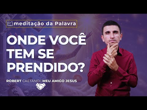 A Pobreza em Espírito: Entregando Tudo a Deus - A imagem dessa postagem é de um Jovem usando camisa social, preta ou marsala, num fundo de parede branca. E ele está gesticulando sobre a meditação com legendas aparecendo na imagem voltadas para a seguinte palavra-chave: "pobreza em espírito"