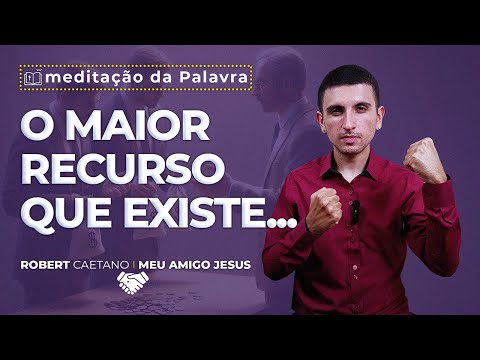 Usando os Recursos que Temos: A Parábola das Moedas Ensinando a Ação - A imagem dessa postagem é de um Jovem usando camisa social, preta ou marsala, num fundo de parede branca. E ele está gesticulando sobre a meditação com legendas aparecendo na imagem voltadas para a seguinte palavra-chave: "usar os recursos que temos"