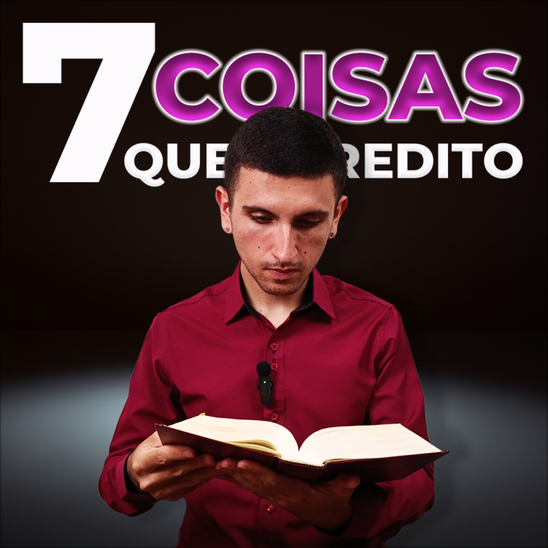 Robert Caetano num cenário de sala escura com o texto "7 coisas que acredito" escrito atrás dele, ele está com camiseta branca e de cabeça baixa olhando para uma Bíblia em sua mão.