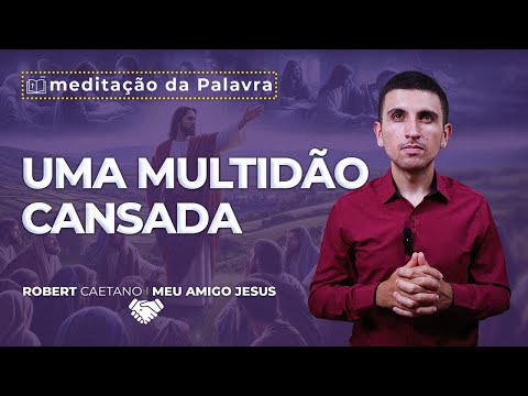 Anunciando a Boa-Nova: A Esperança do Reino de Deus - A imagem dessa postagem é de um Jovem usando camisa social, preta ou marsala, num fundo de parede branca. E ele está gesticulando sobre a meditação com legendas aparecendo na imagem voltadas para a seguinte palavra-chave: "a boa-nova do Reino de Deus"