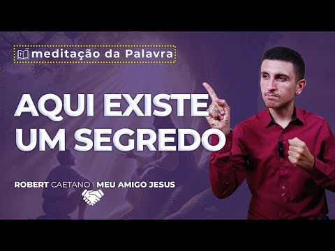 A Amizade com Jesus: Descobrindo os Mistérios da Fé - A imagem dessa postagem é de um Jovem usando camisa social, preta ou marsala, num fundo de parede branca. E ele está gesticulando sobre a meditação com legendas aparecendo na imagem voltadas para a seguinte palavra-chave: "amizade com Jesus"