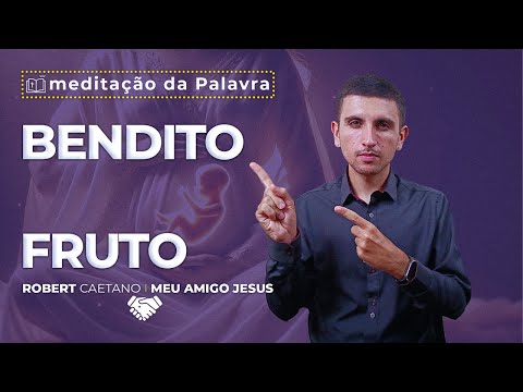 O Nascimento do Filho de Deus: O Fruto da Verdade e a Missão de Compartilhá-lo - A imagem dessa postagem é de um Jovem usando camisa social, preta ou marsala, num fundo de parede branca. E ele está gesticulando sobre a meditação com legendas aparecendo na imagem voltadas para a seguinte palavra-chave: "bendito fruto do ventre de Maria"