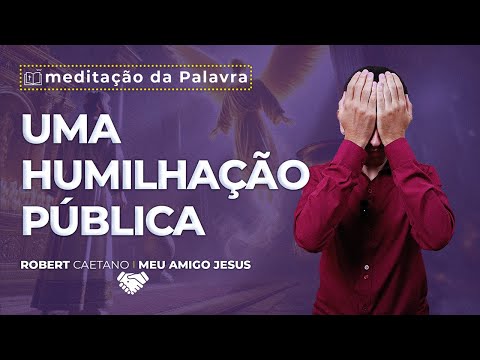 Esperando o Tempo de Deus: A História de Zacarias e Isabel - A imagem dessa postagem é de um Jovem usando camisa social, preta ou marsala, num fundo de parede branca. E ele está gesticulando sobre a meditação com legendas aparecendo na imagem voltadas para a seguinte palavra-chave: "esperar o tempo de Deus"