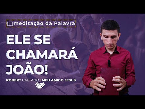 A Importância de Estar de Acordo com os Planos de Deus: A História de Isabel e Zacarias - A imagem dessa postagem é de um Jovem usando camisa social, preta ou marsala, num fundo de parede branca. E ele está gesticulando sobre a meditação com legendas aparecendo na imagem voltadas para a seguinte palavra-chave: "estarmos de acordo com os planos de Deus"