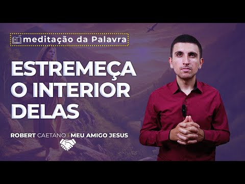 Levar Jesus no Coração: O Exemplo Transformador de Maria - A imagem dessa postagem é de um Jovem usando camisa social, preta ou marsala, num fundo de parede branca. E ele está gesticulando sobre a meditação com legendas aparecendo na imagem voltadas para a seguinte palavra-chave: "levar Jesus no coração"