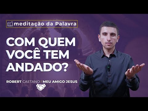 Superando Obstáculos na Fé: O Poder da Amizade e da Palavra de Deus - A imagem dessa postagem é de um Jovem usando camisa social, preta ou marsala, num fundo de parede branca. E ele está gesticulando sobre a meditação com legendas aparecendo na imagem voltadas para a seguinte palavra-chave: "obstáculos na fé"