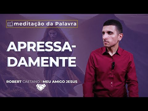 Servindo ao Próximo: A Importância da Atitude de Maria - A imagem dessa postagem é de um Jovem usando camisa social, preta ou marsala, num fundo de parede branca. E ele está gesticulando sobre a meditação com legendas aparecendo na imagem voltadas para a seguinte palavra-chave: "servir ao próximo com Maria"