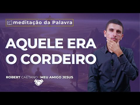 Jesus, o Cordeiro de Deus: O Sacrifício que Tira o Pecado do Mundo - A imagem dessa postagem é de um Jovem usando camisa social, preta ou marsala, num fundo de parede branca. E ele está gesticulando sobre a meditação com legendas aparecendo na imagem voltadas para a seguinte palavra-chave: "Cordeiro de Deus"