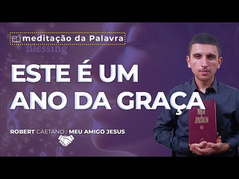 Vivendo no Ano da Graça do Senhor: A Poderosa Palavra de Deus - A imagem dessa postagem é de um Jovem usando camisa social, preta ou marsala, num fundo de parede branca. E ele está gesticulando sobre a meditação com legendas aparecendo na imagem voltadas para a seguinte palavra-chave: "ano da graça do Senhor"