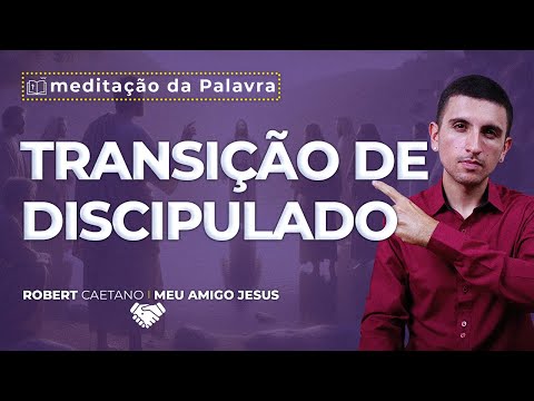 Apontar para Jesus: A Transição do Discipulado e a Nossa Missão - A imagem dessa postagem é de um Jovem usando camisa social, preta ou marsala, num fundo de parede branca. E ele está gesticulando sobre a meditação com legendas aparecendo na imagem voltadas para a seguinte palavra-chave: "apontar para Jesus"